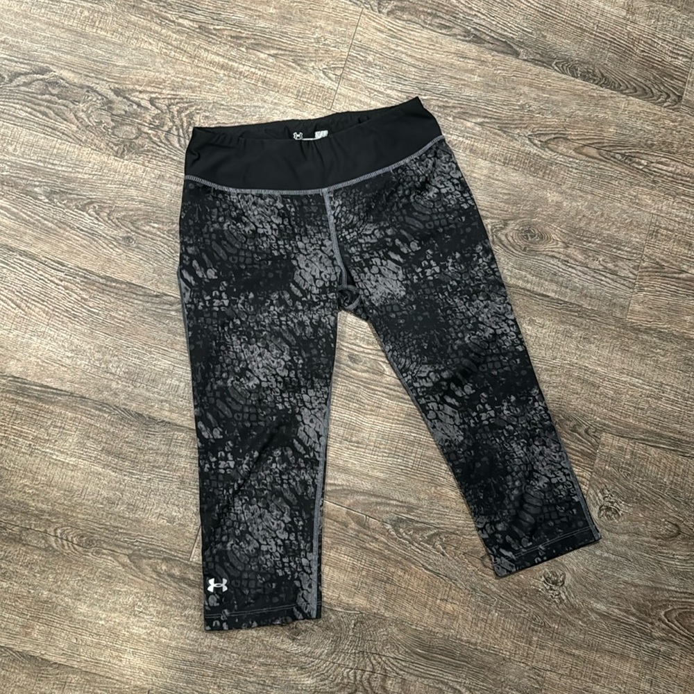 Under armor, heat gear fitted capri size, small and black and gray print